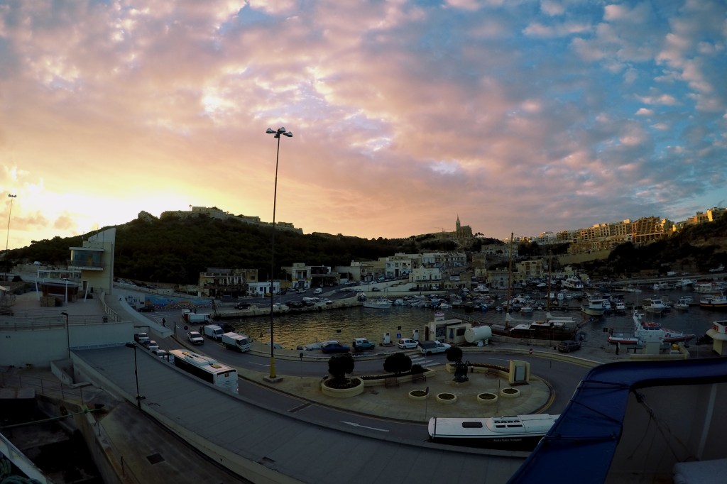 Auringonlasku Gozon satamassa