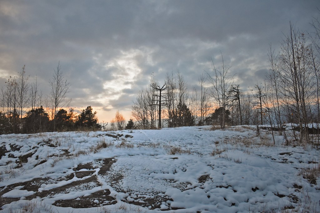 Auringonlasku Stadikan kallioilla