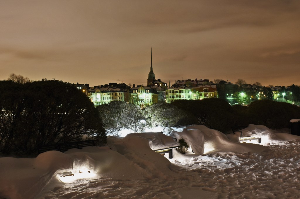 Kaupungin valot Eiran puistosta