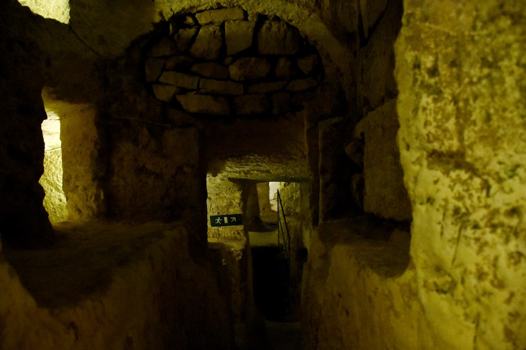 Kapeita ja ahtaita katakombeja