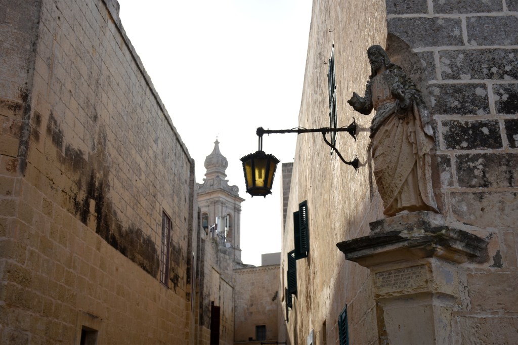 Pyhimys ja Mdinan kadut