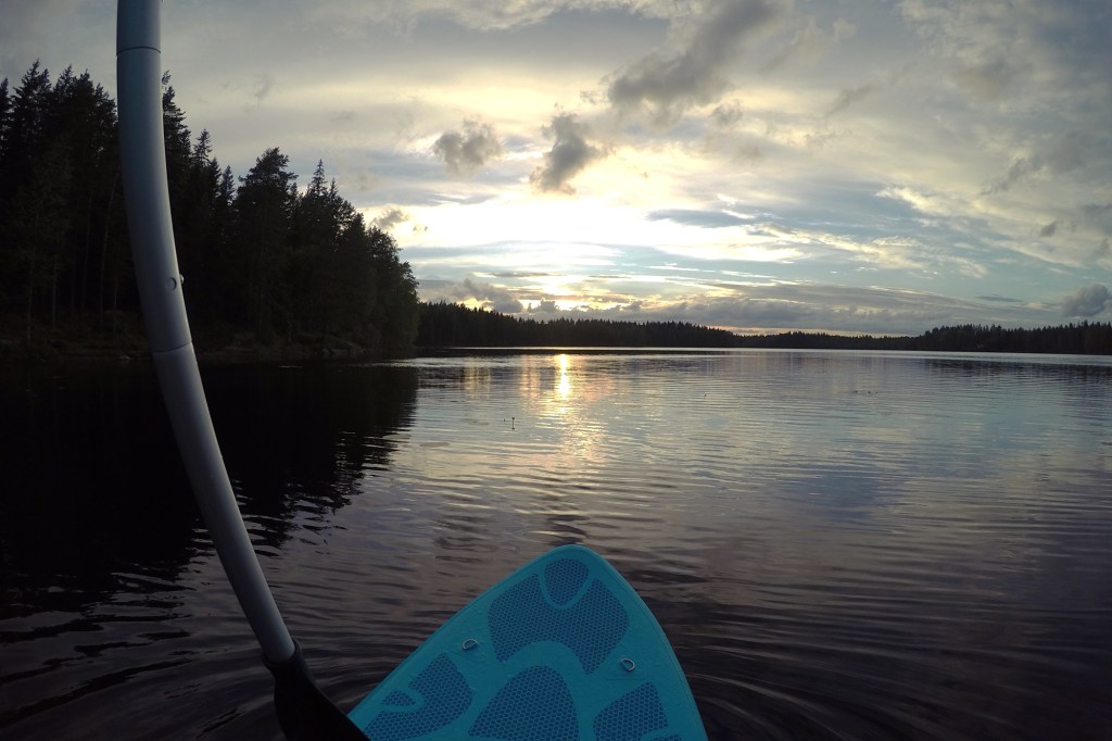 Auringonlaskun ihailua SUP-laudalla