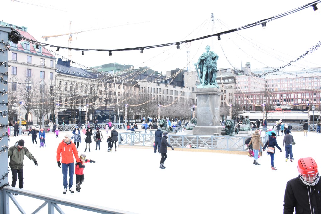 Luistelua Kungsträdgårdenilla