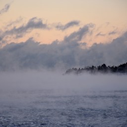 Meren, auringon ja pakkasen leikkiä Eiranrannassa