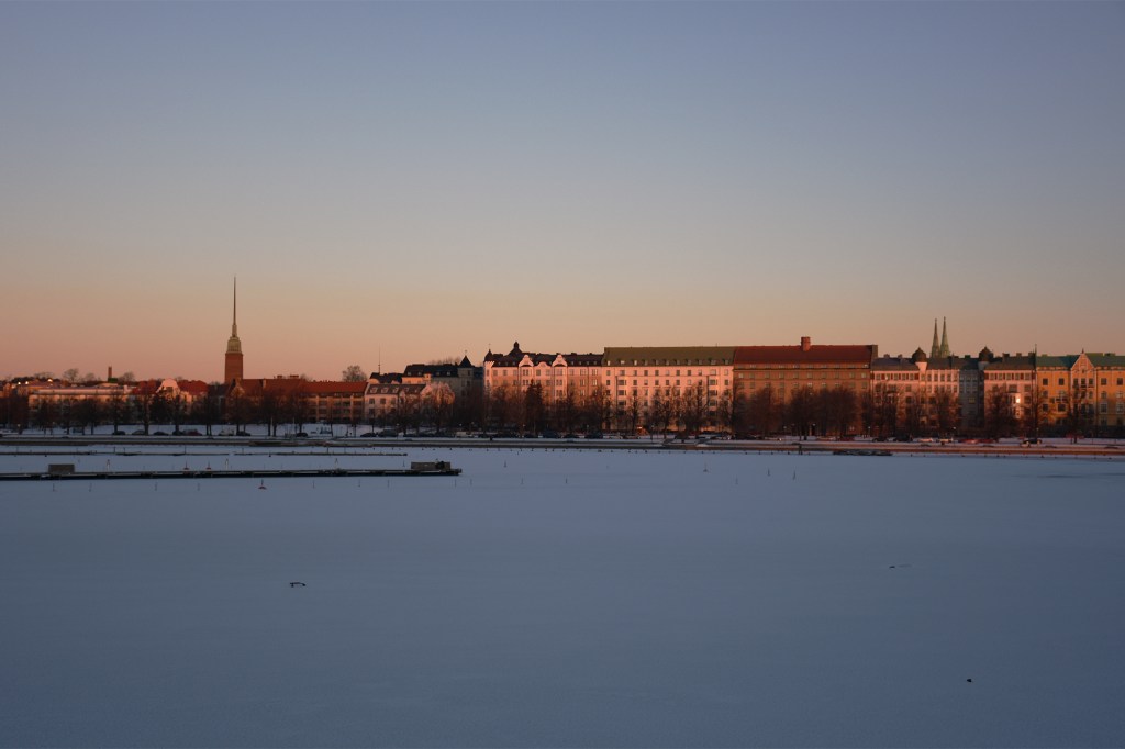 Merikatu ja Helsingin silhuetti Uunisaaresta