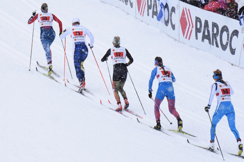 Hiihtävät naiset letkassa