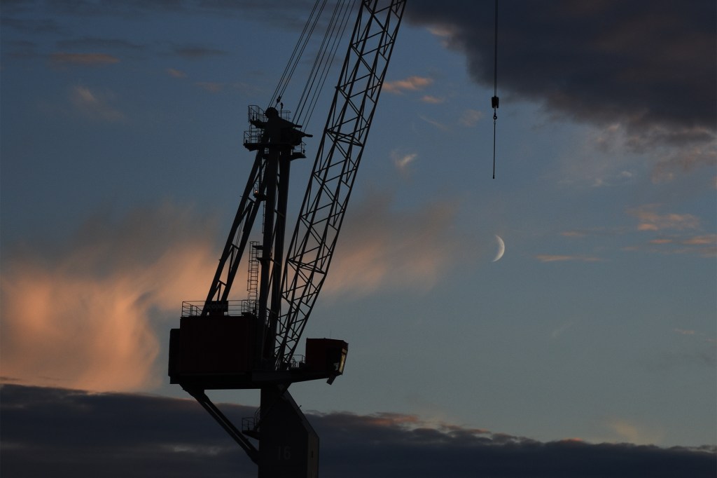 Kuun sirppi ja nosturi