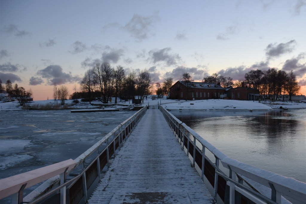 Uunisaareen vievä silta