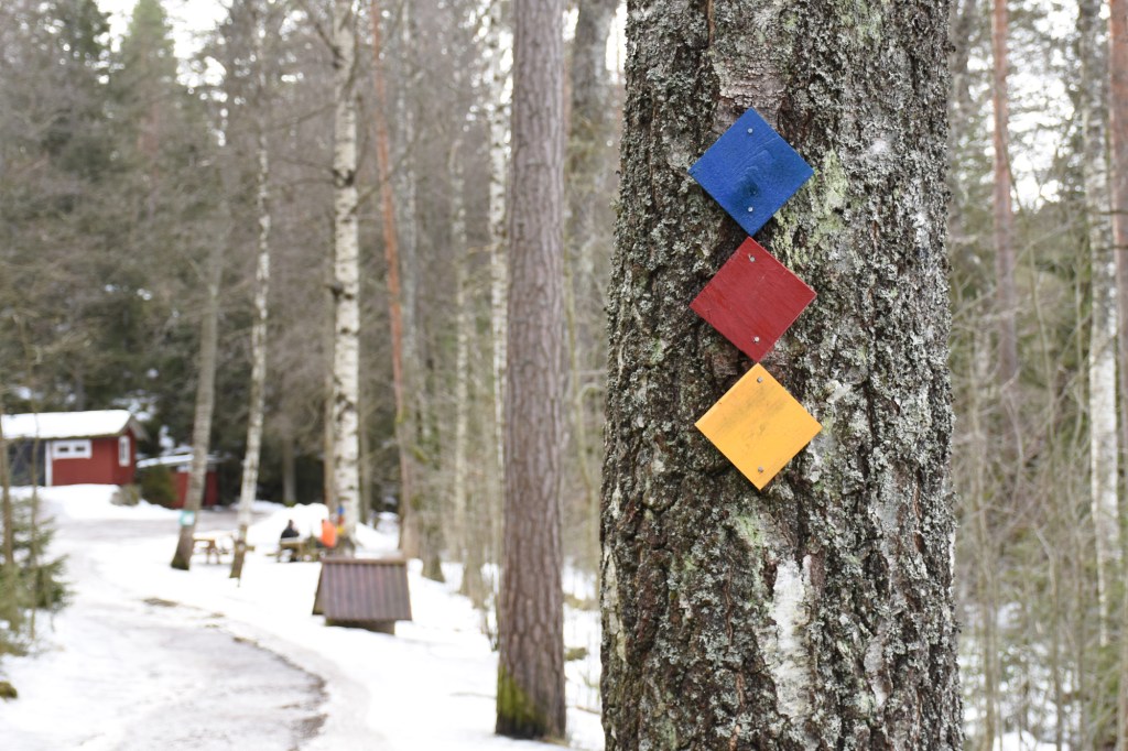 Korpinkierroksen alku ja ulkoilumaja