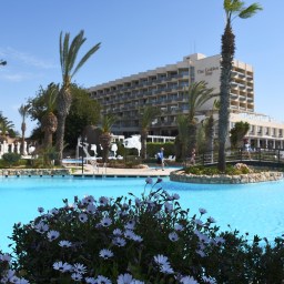 Pakettimatka Kyproksen saarelle: uhka vai mahdollisuus?