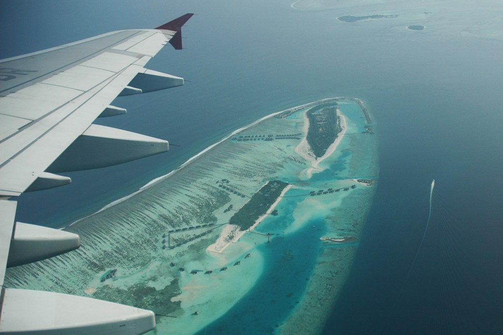 Lento Malediivien atollien yllä