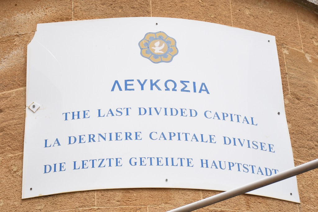 Nikosian rajalla oleva kyltti