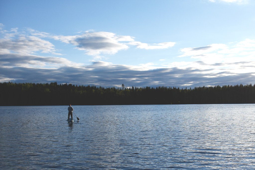 Suppailua keskellä järveä