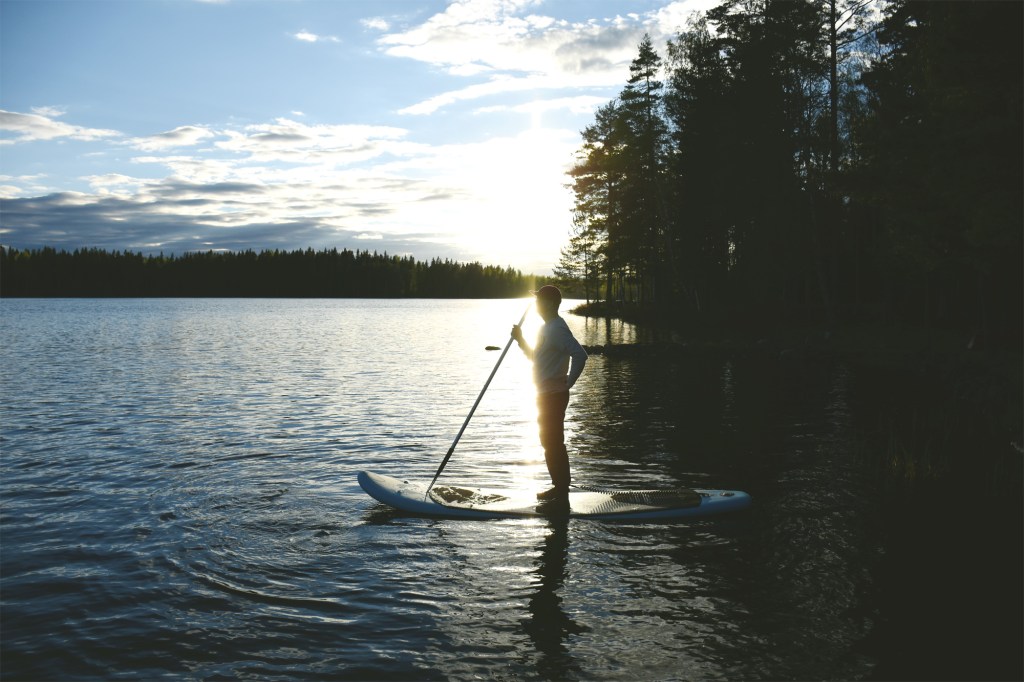 Suppailua auringonlaskun aikaan