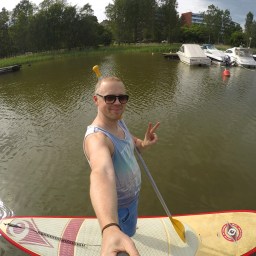 Suppailua Seurasaarenselällä HelsinkiSUP:in laudoilla