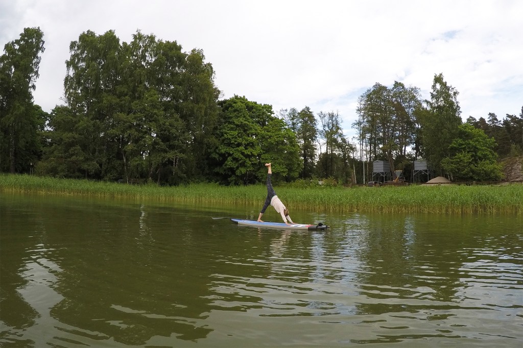 SUP-jooga kolmijalkainen koira