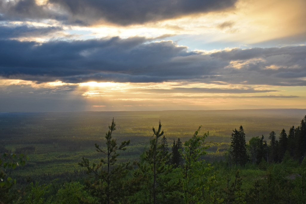 Näkymä sateen jälkeen Kivesvaaralta