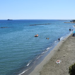 Kesäinen Limassol: kuumuutta, turisteja, katutaidetta ja kaskaiden laulua