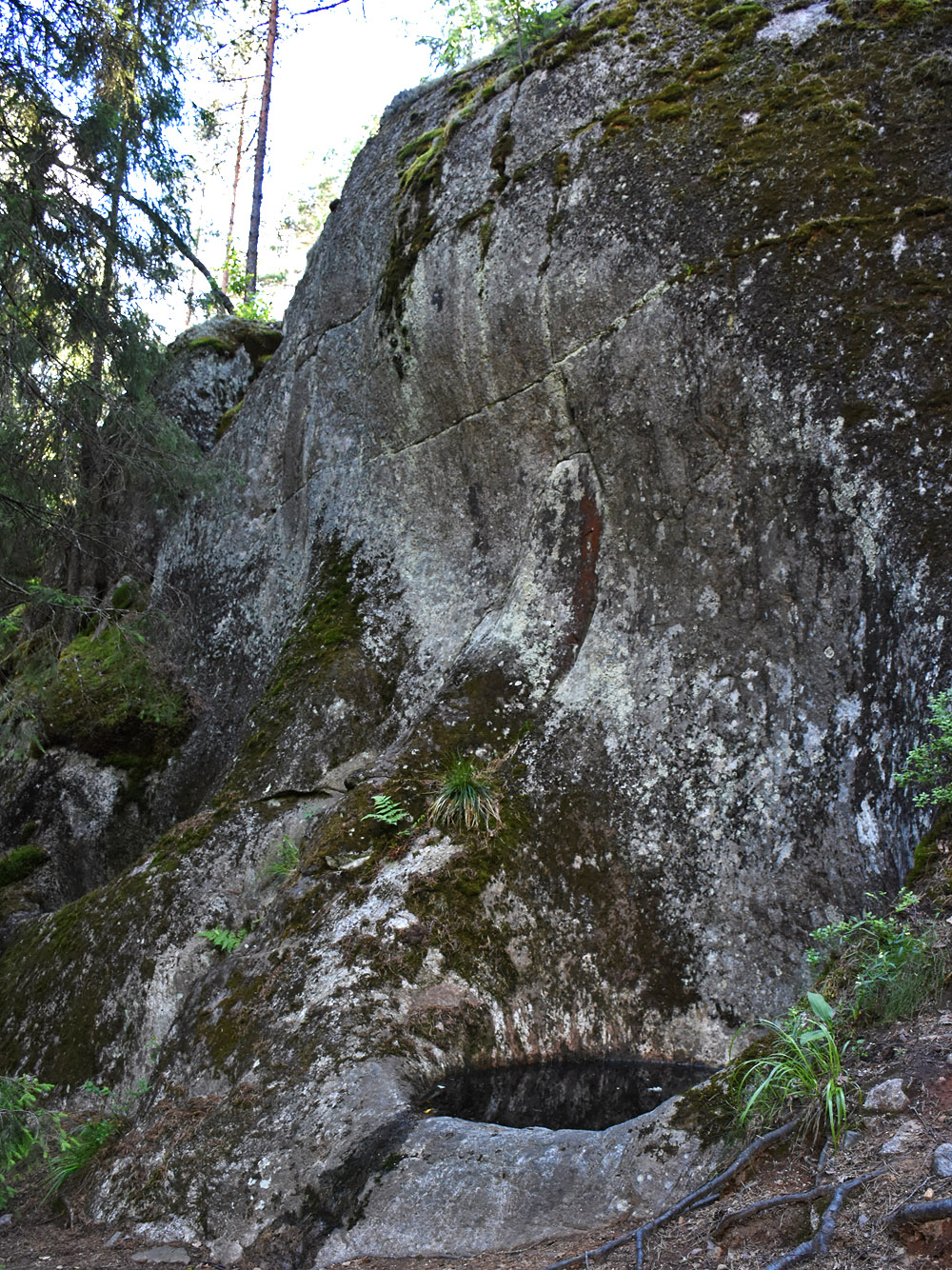 Sipoonkorven hiidenkirnu kalliolla
