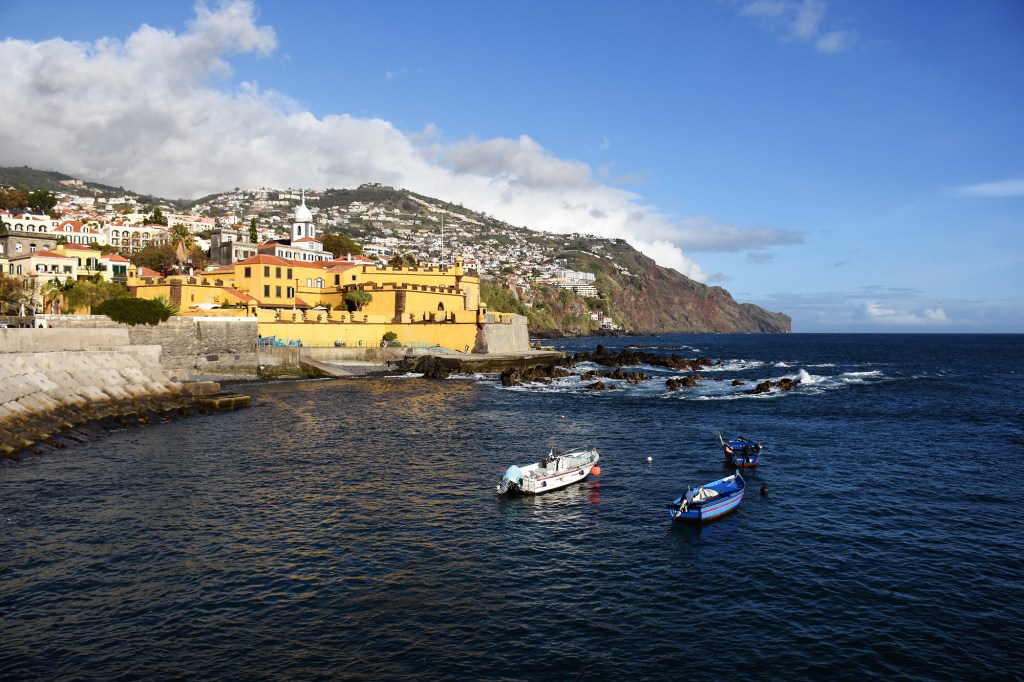 Funchalin rannikkoa ja Fortaleza de São Tiago
