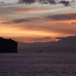 Auringonnousun aikaan Funchalin aallonmurtajalla