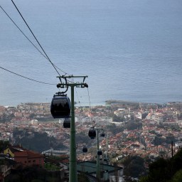 Vierailu Monten kylässä: huimia maisemia ja hurjastelua puukelkalla