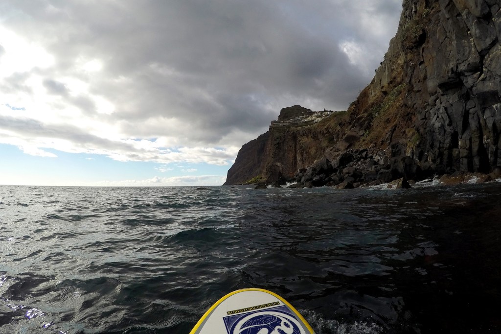 Suppailua Madeiralla seinämän vierellä