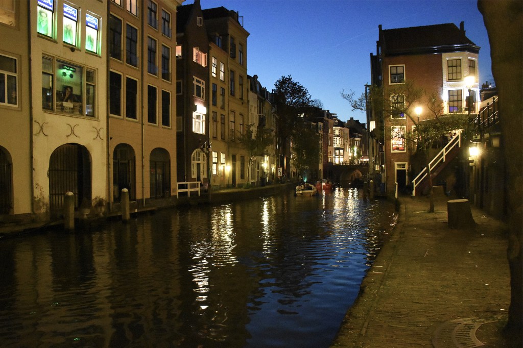 Utrechtin Oudegracht iltavalaistuksessa