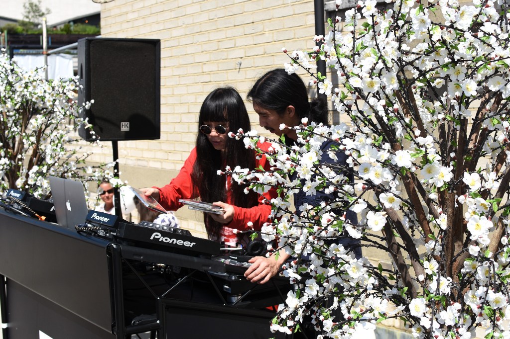 DJ:t Uniqlon kattobileissä