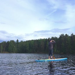 Suppailua bambulaudalla Savonlinnan saarilabyrintissa