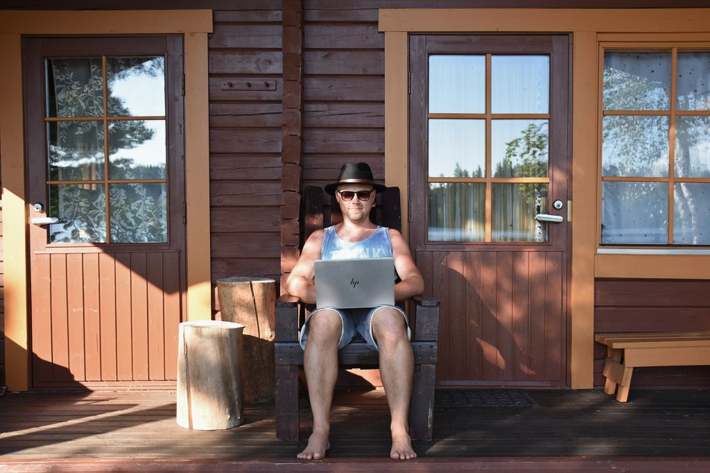 Antti kirjoitushommissa