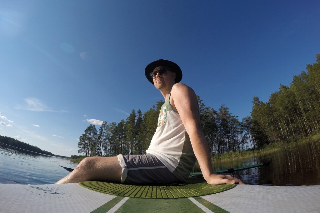 Antti rentoutuu SUP-laudalla