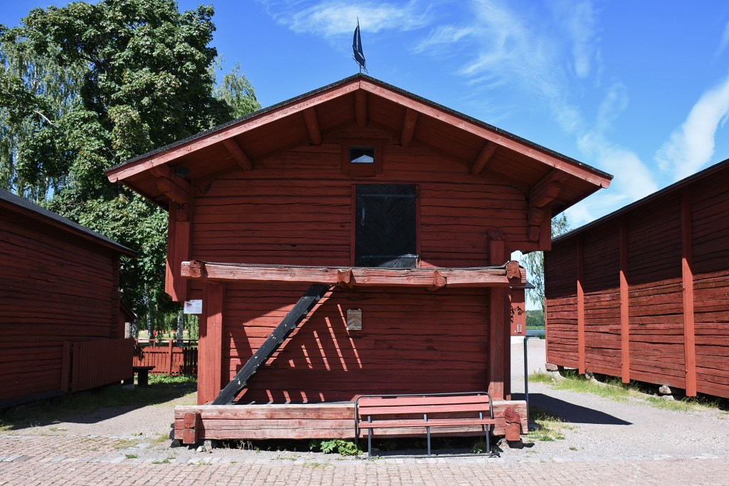 Suola-aitta Loviisan Laivasillalla