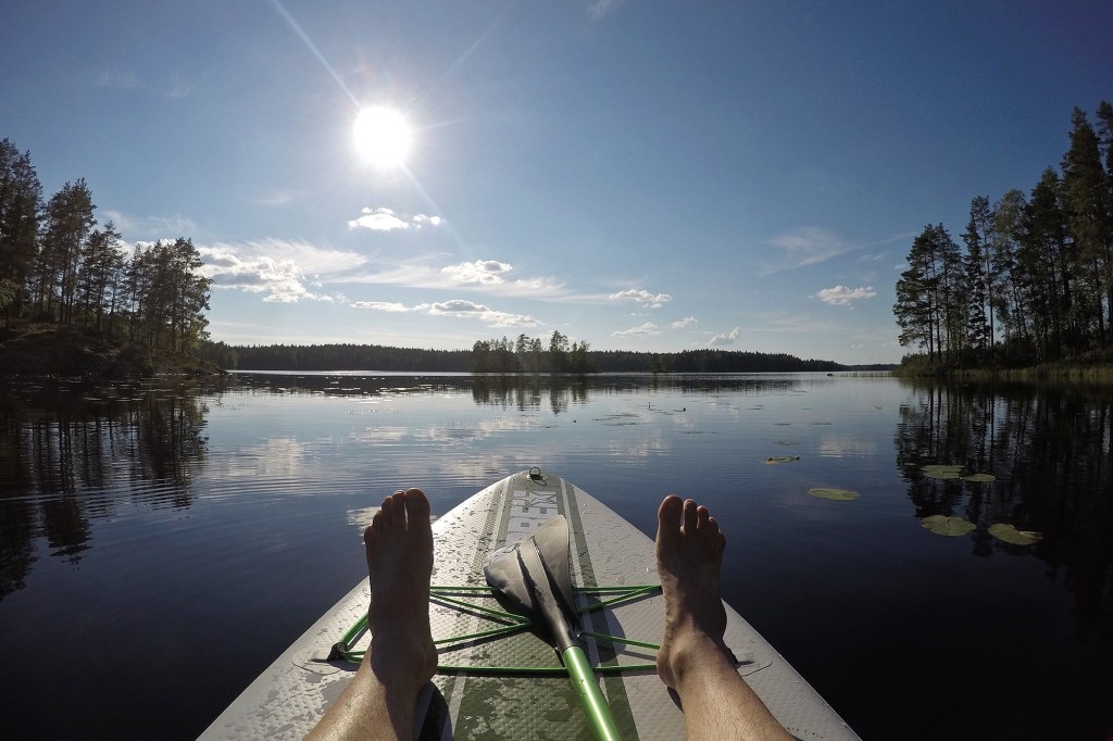 Makoilua auringossa tyynellä järvellä