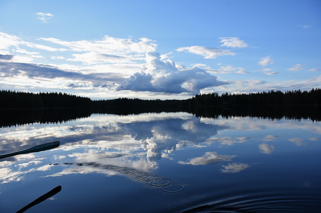 Soutamassa peilityynellä mökkijärvellä