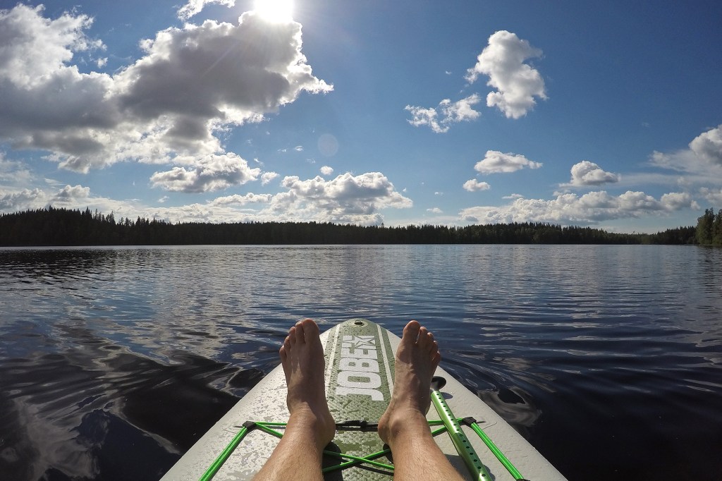 Makoilua SUP-laudan päällä