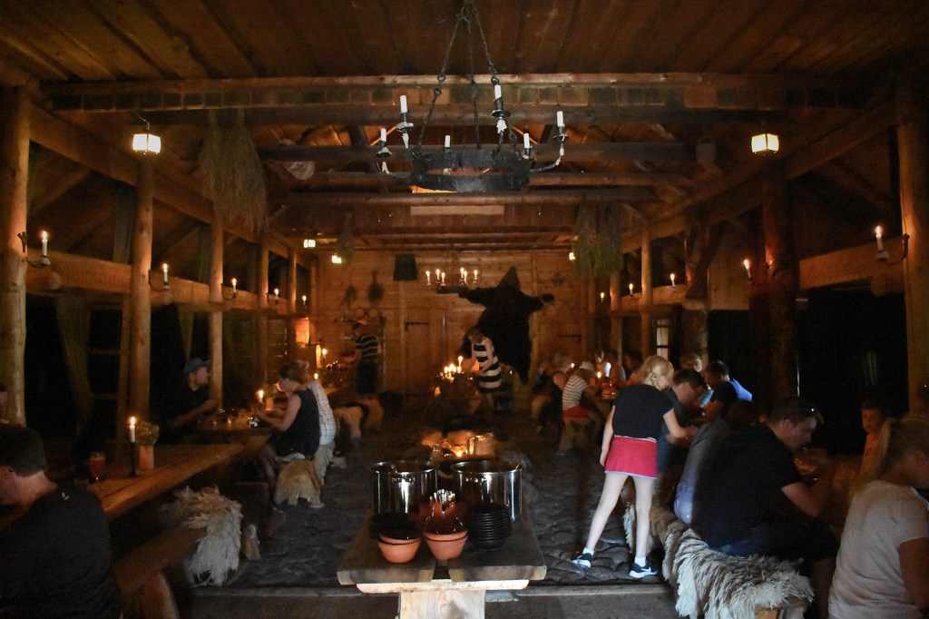 Rosalan Viikinkikeskus - Päällikön hallissa