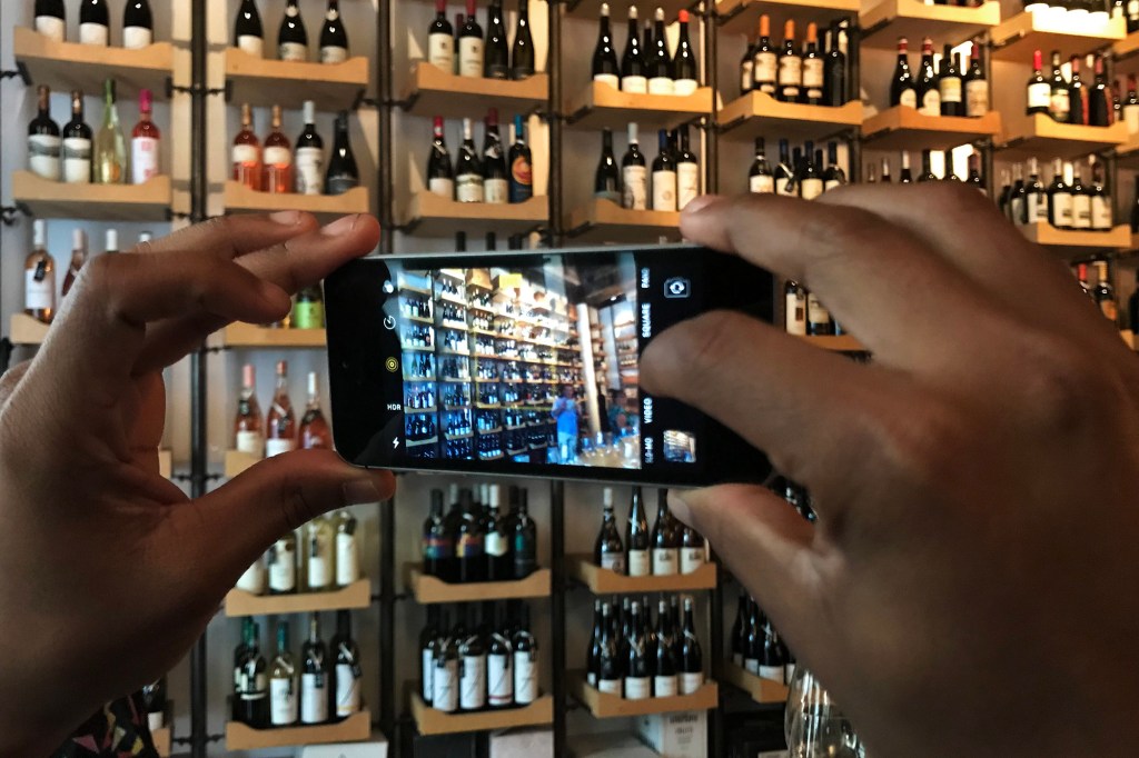 Industry Wine Bar Bukarestin vanhassakaupungissa