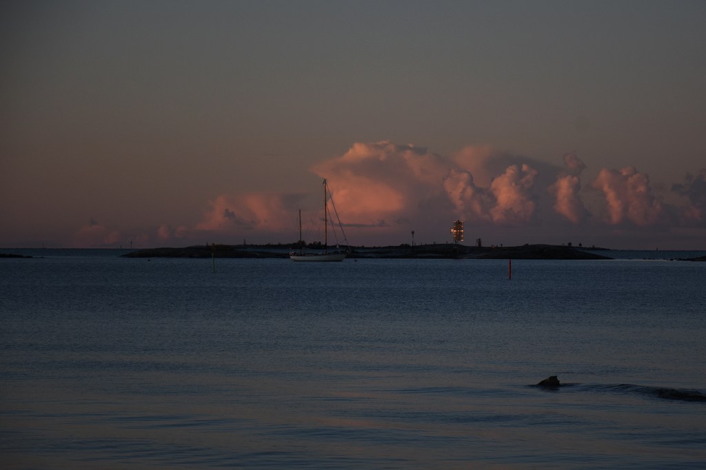 Punaiset pilvet Kaivopuistossa