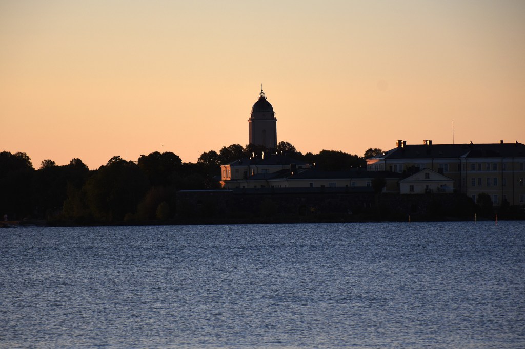 Suomenlinnan kirkko aamuauringossa