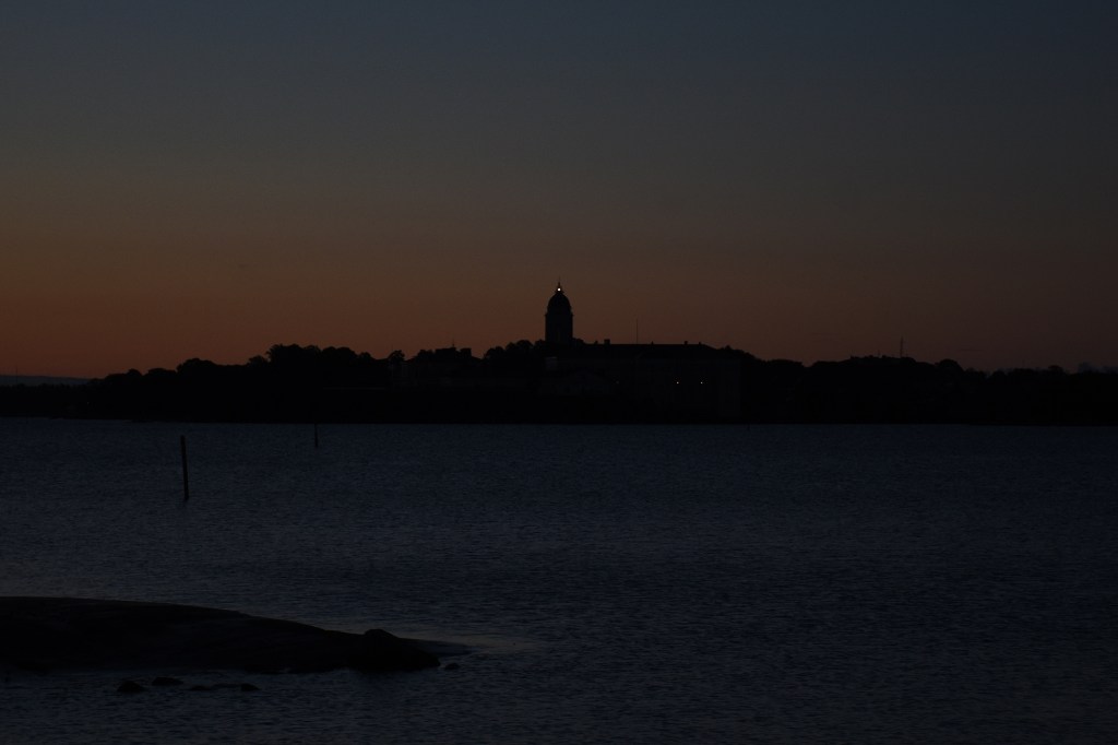 Suomenlinnan silhuetti ennen auringonnousua