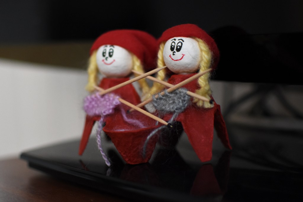 Tontut telkkarin reunalla