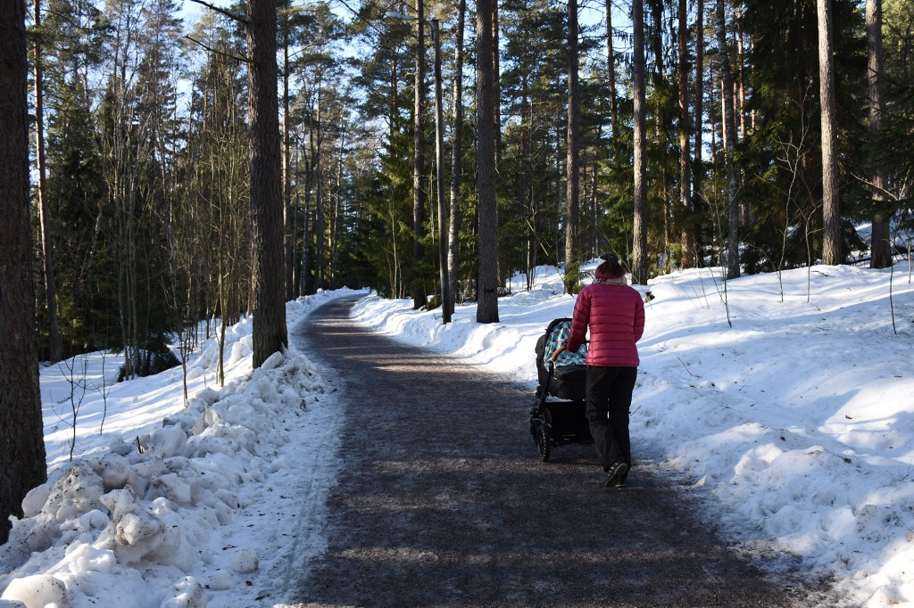 Kävelyllä vaunujen kanssa