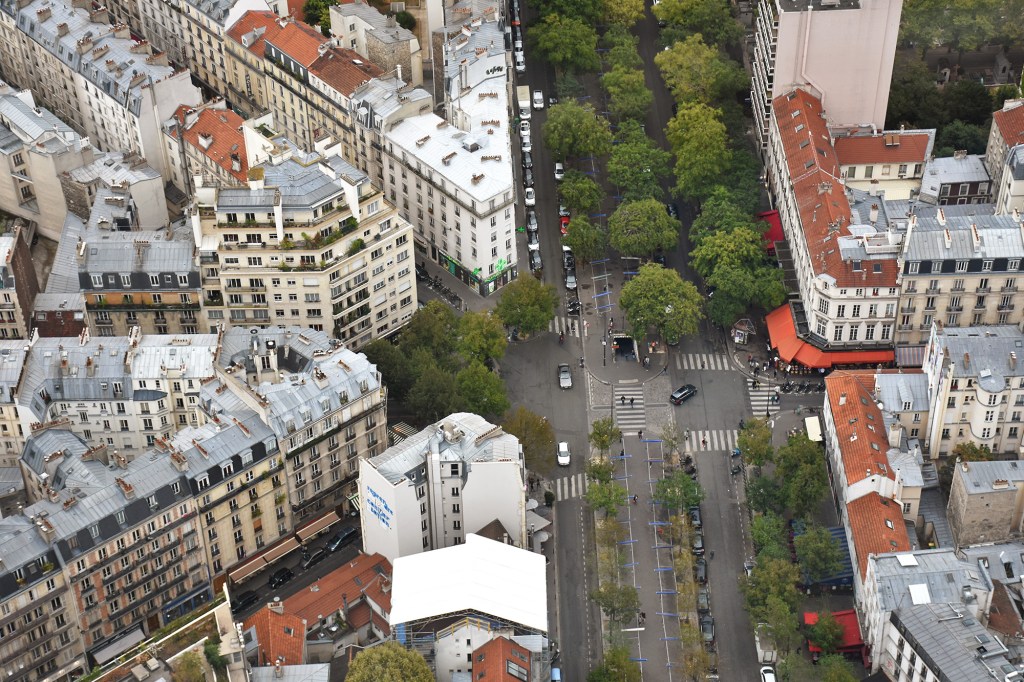 Pariisin kattojen yllä