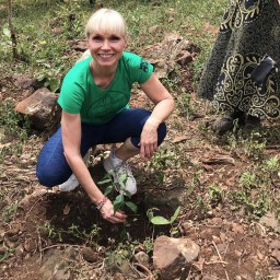 Puiden istutusta Keniaan