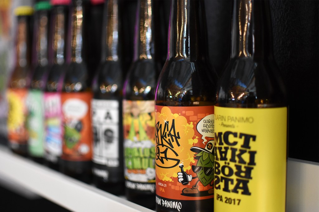 Pullorivi Olarin Panimon seinällä