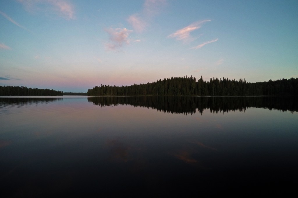 Juhannusaatto auringonlaskun aikaan