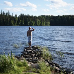 Vauvaperheen juhannus: jokellusta ja järvimaisemia