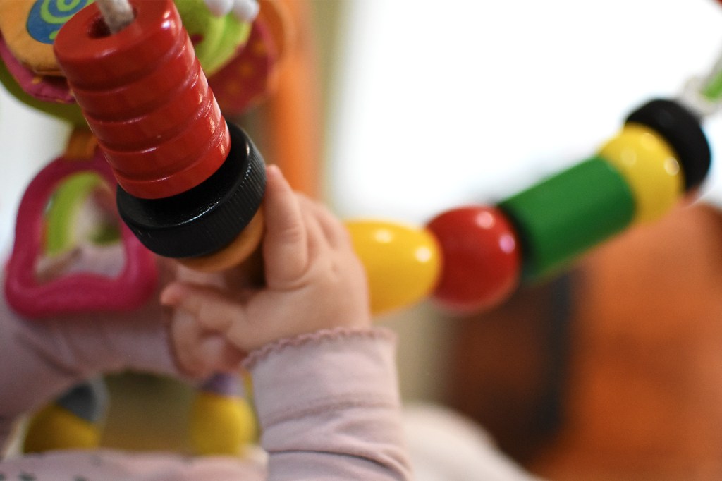 Leikkimatto ja pienet kädet