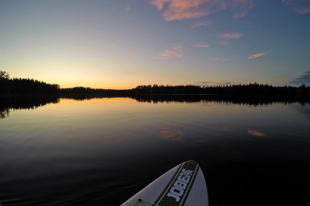 Tyyni järvi juhannusyönä